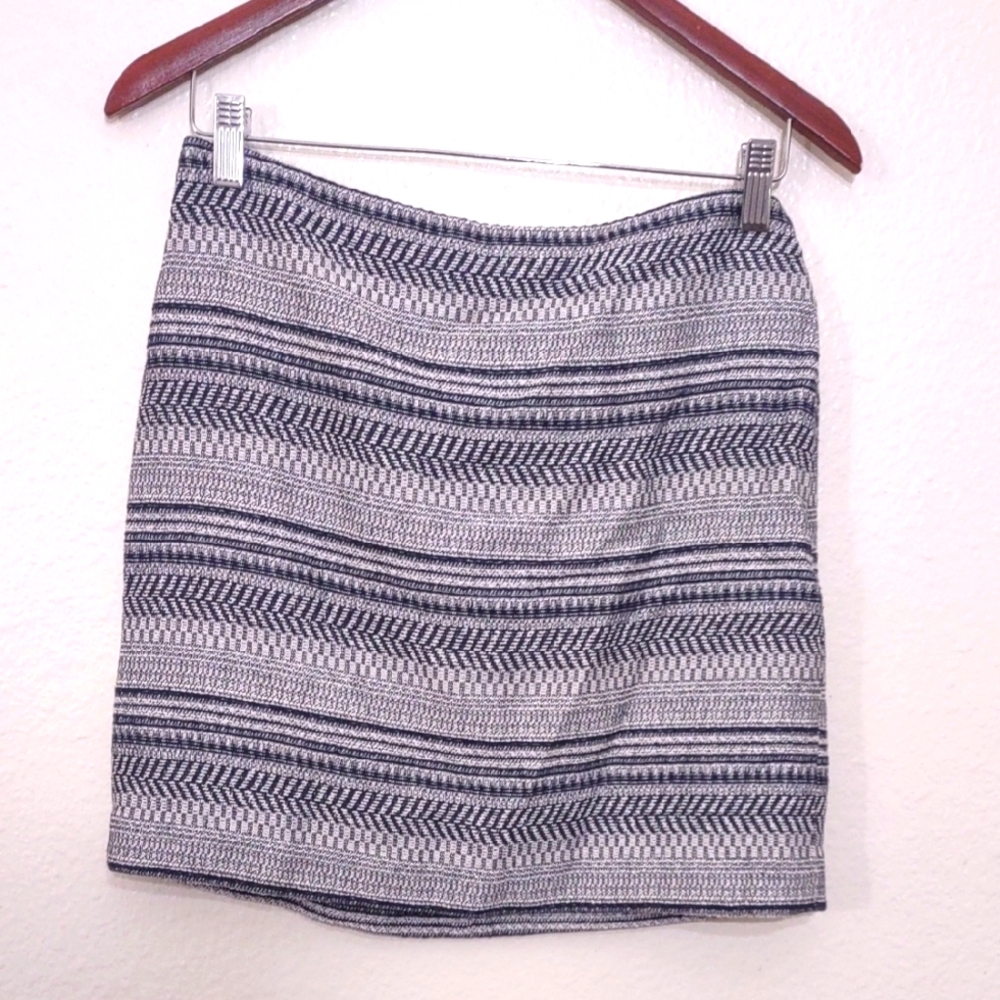 SLIGHTLY USED BANANA REPUBLIC SKIRT SIZE 4 LENGTH 17.5IN  COLOR BLUE GRAY WHITE